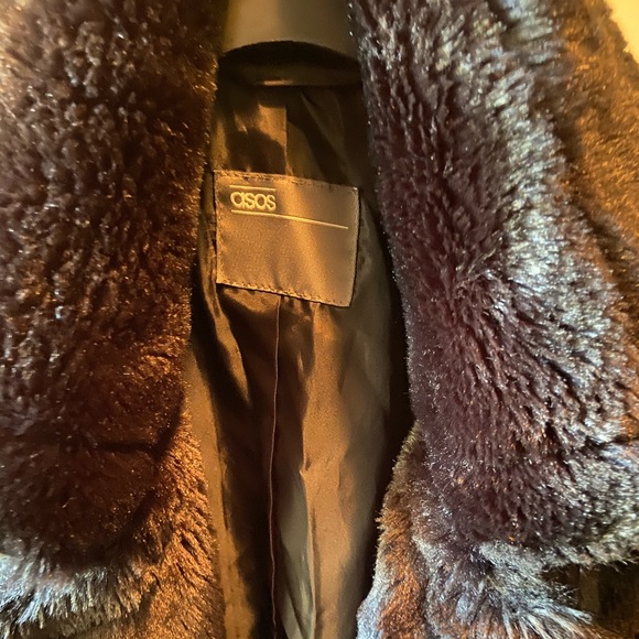 Get your hands on this stylish faux fur! - Picture 4 of 5